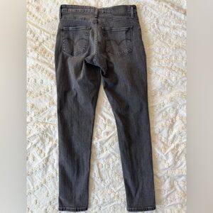 Black Levi’s high rise skinny rise skinny 721 in size 28.
